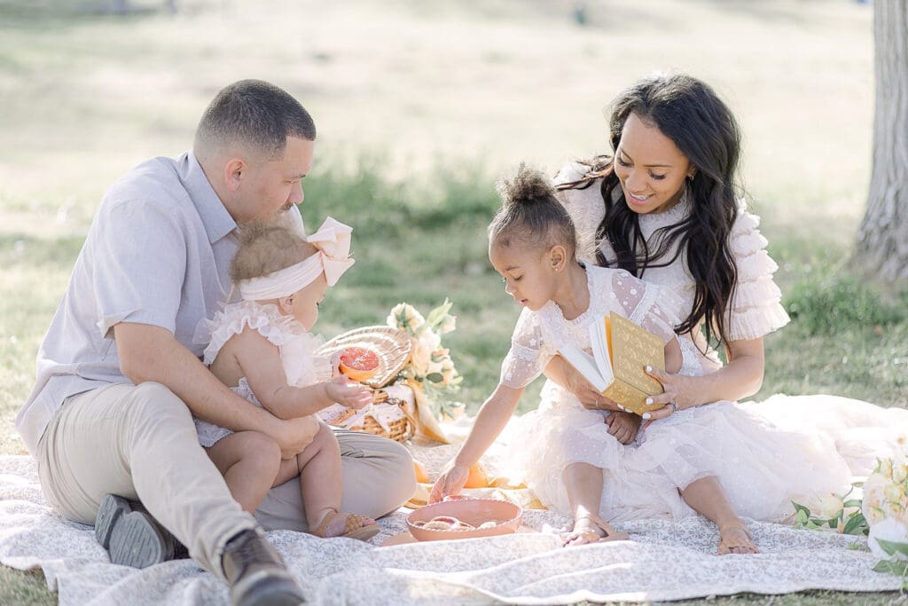 Picnic in the park as a family | Adrienne Elizabeth Photography