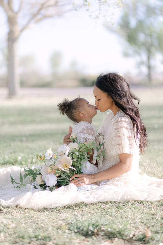 Mom and daughter sitting in the park | Adrienne Elizabeth Photography